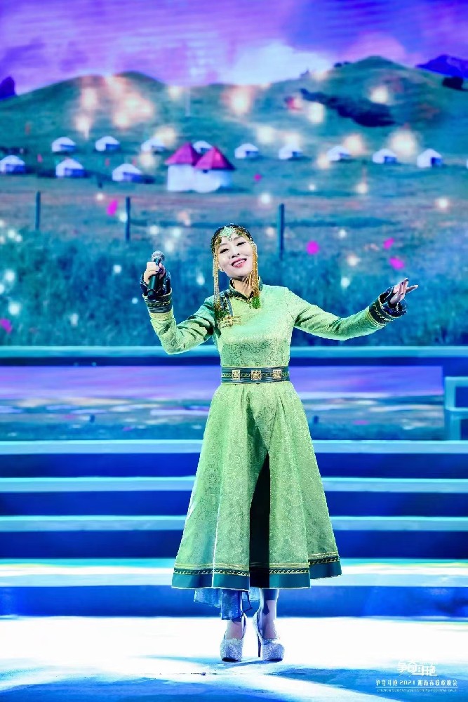 著名歌手莎日娜祝贺中国演艺网改版上线